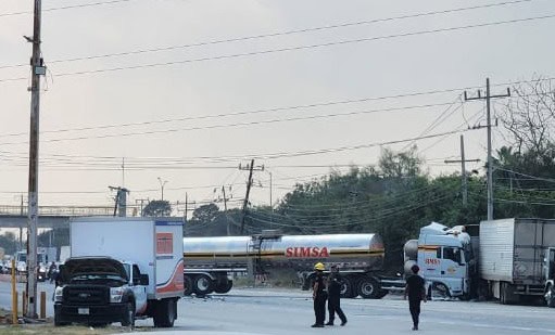 Se impacta pipa contra tráiler