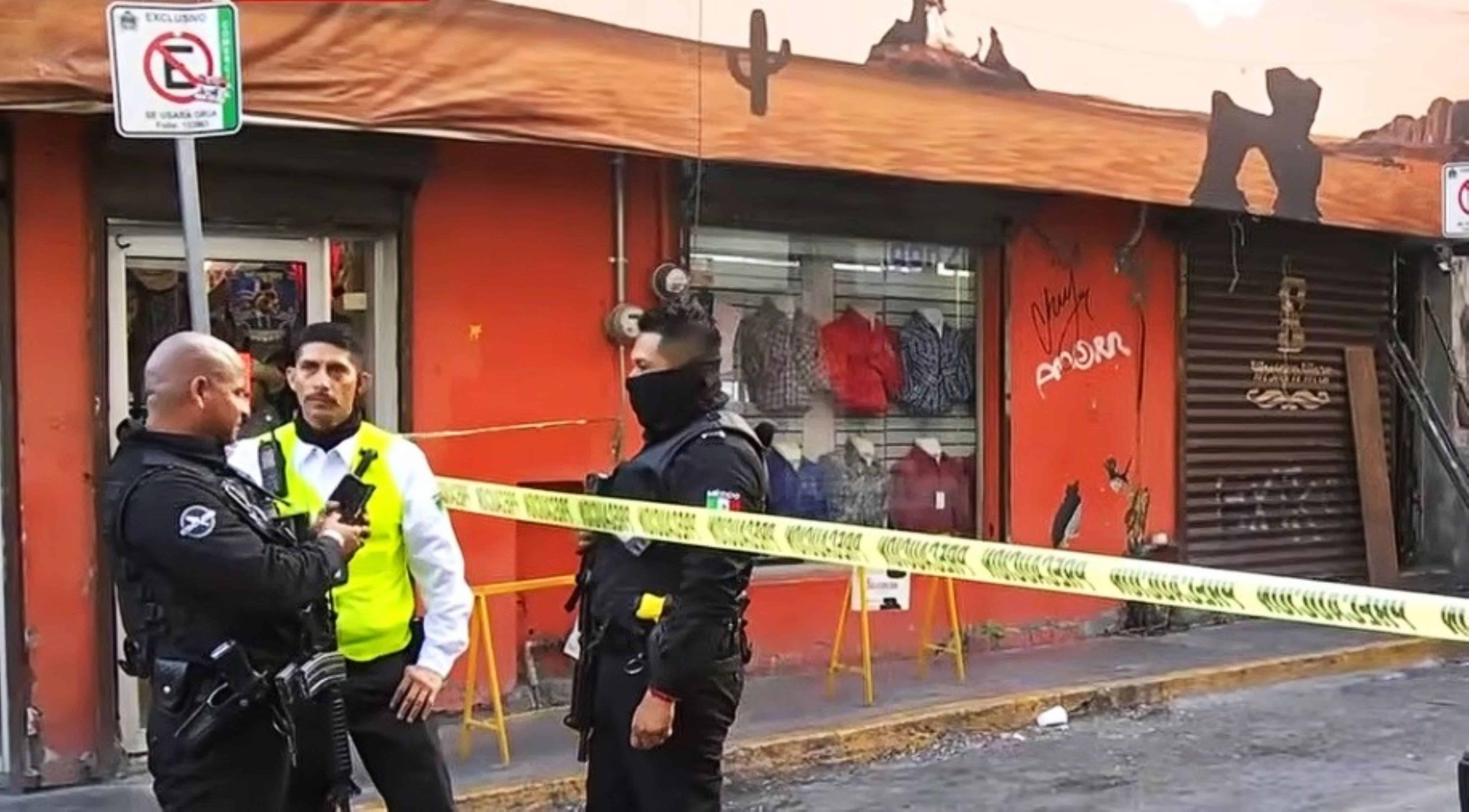 Una intensa movilización policiaca se registró en la zona de los puesteros de 5 de Mayo, luego de reportarse detonaciones de armas de fuego en medio de clientes y comerciantes.