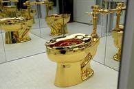 Subastan obra de un retrete de oro sólido en 12.1 mdd