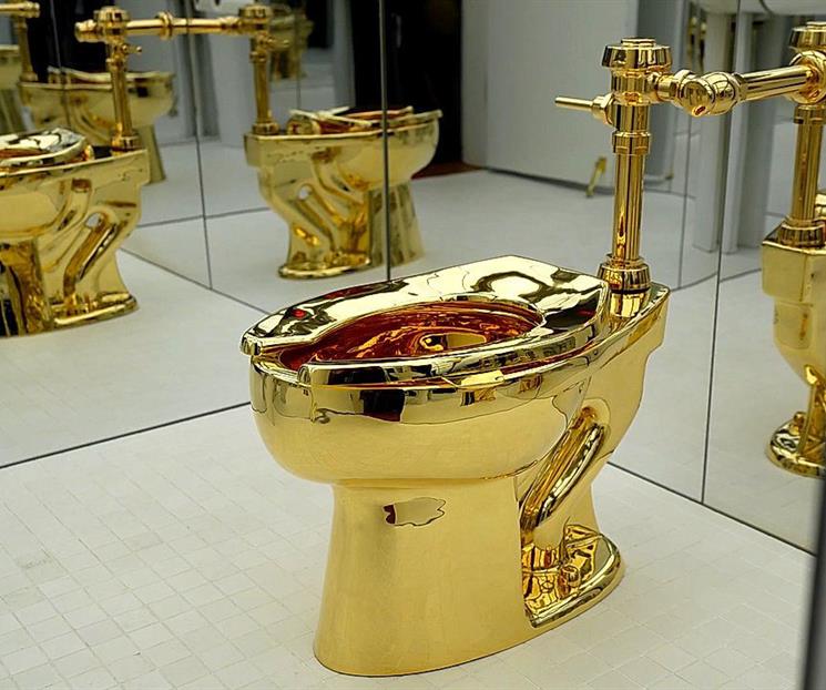 Subastan obra de un retrete de oro sólido en 12.1 mdd