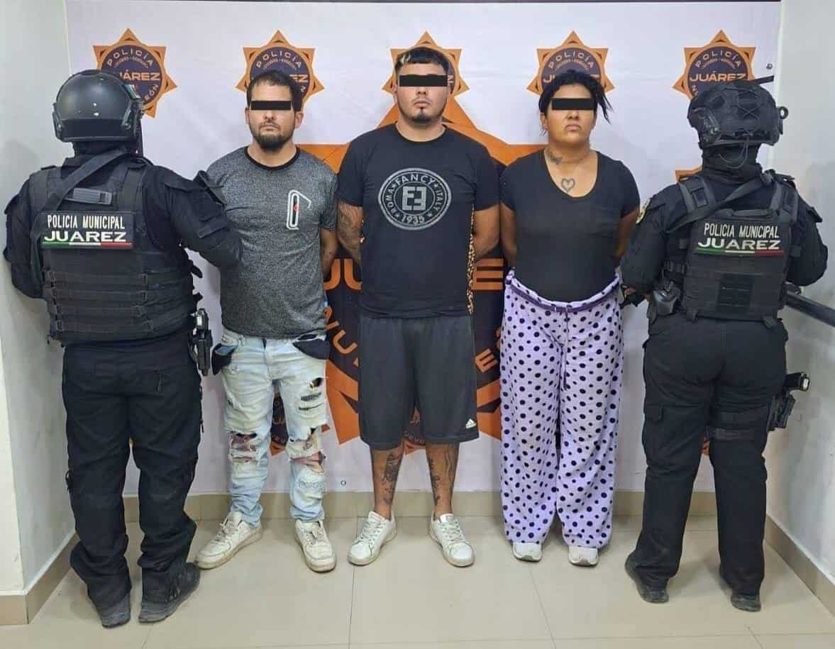 Elementos de la policía preventiva de Juárez, lograron la detención de tres personas, que estaban disputando la posesión de varias dosis de drogas en la colonia Monte Kristal.