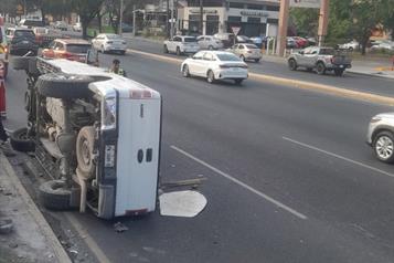 Resulta herido en volcadura