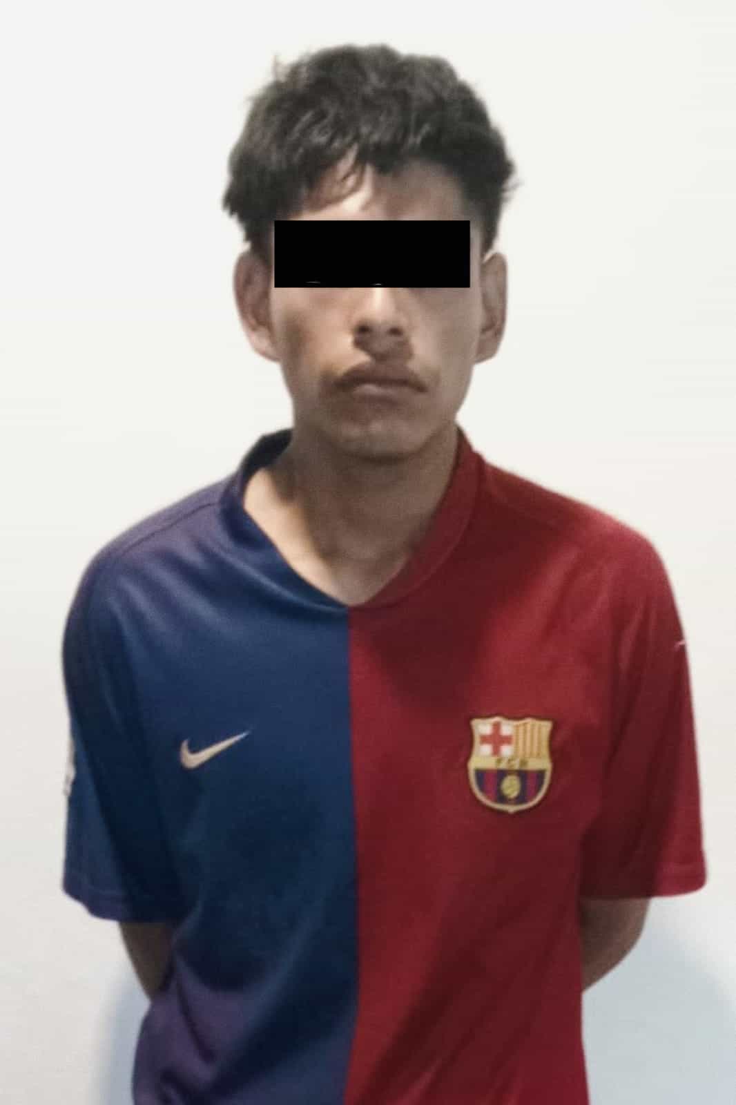 Elementos de la policía de Guadalupe detuvieron a un hombre con la posesión de droga, y quien estaría relacionado con una serie de robos con violencia en tiendas de conveniencia.