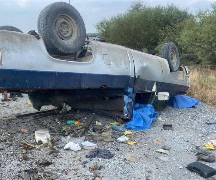 Mueren mecánicos tras volcar camioneta