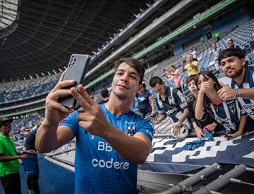 Entrenan Rayados con el apoyo de su afición en el Gigante de Acero 