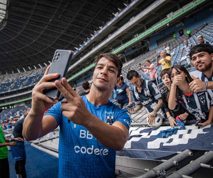 Entrenan Rayados con el apoyo de su afición en el Gigante de Acero 
