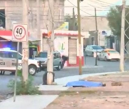 De la menos un balazo y ante la mirada de diversos testigos que esperaban su transporte urbano, un hombre fue ejecutado ayeren una plaza pública en el municipio de García.