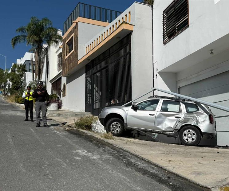 Ocasiona grúa múltiples destrozos
