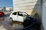 Acaba fuego con auto compacto Acaba fuego con auto compacto