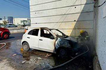 Acaba fuego con auto compacto