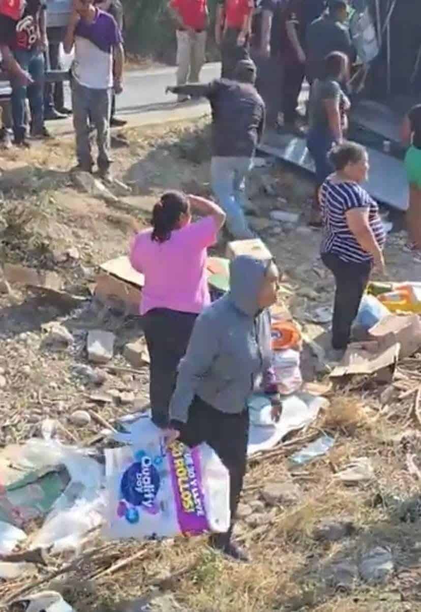 La volcadura de un tráiler con dos contenedores que transportaba abarrotes y otra mercancía, ayeren la Carretera Nacional, municipio de Montemorelos límites con Linares, llevó a la movilización de las autoridades, así como de diversas personas que cometieron actos de rapiña.