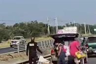 Vuelca tráiler cargado de abarrotes