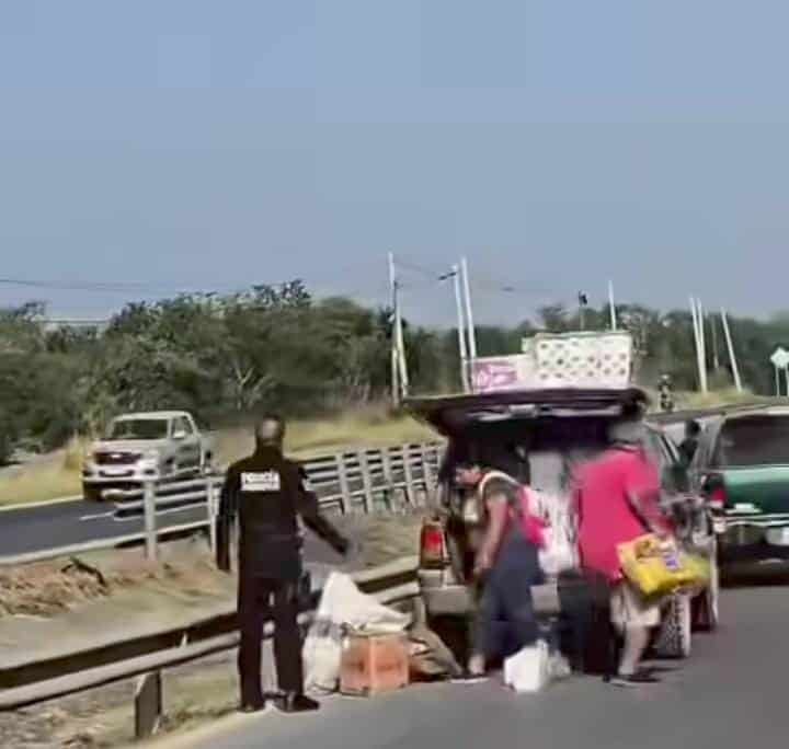 Vuelca tráiler cargado de abarrotes