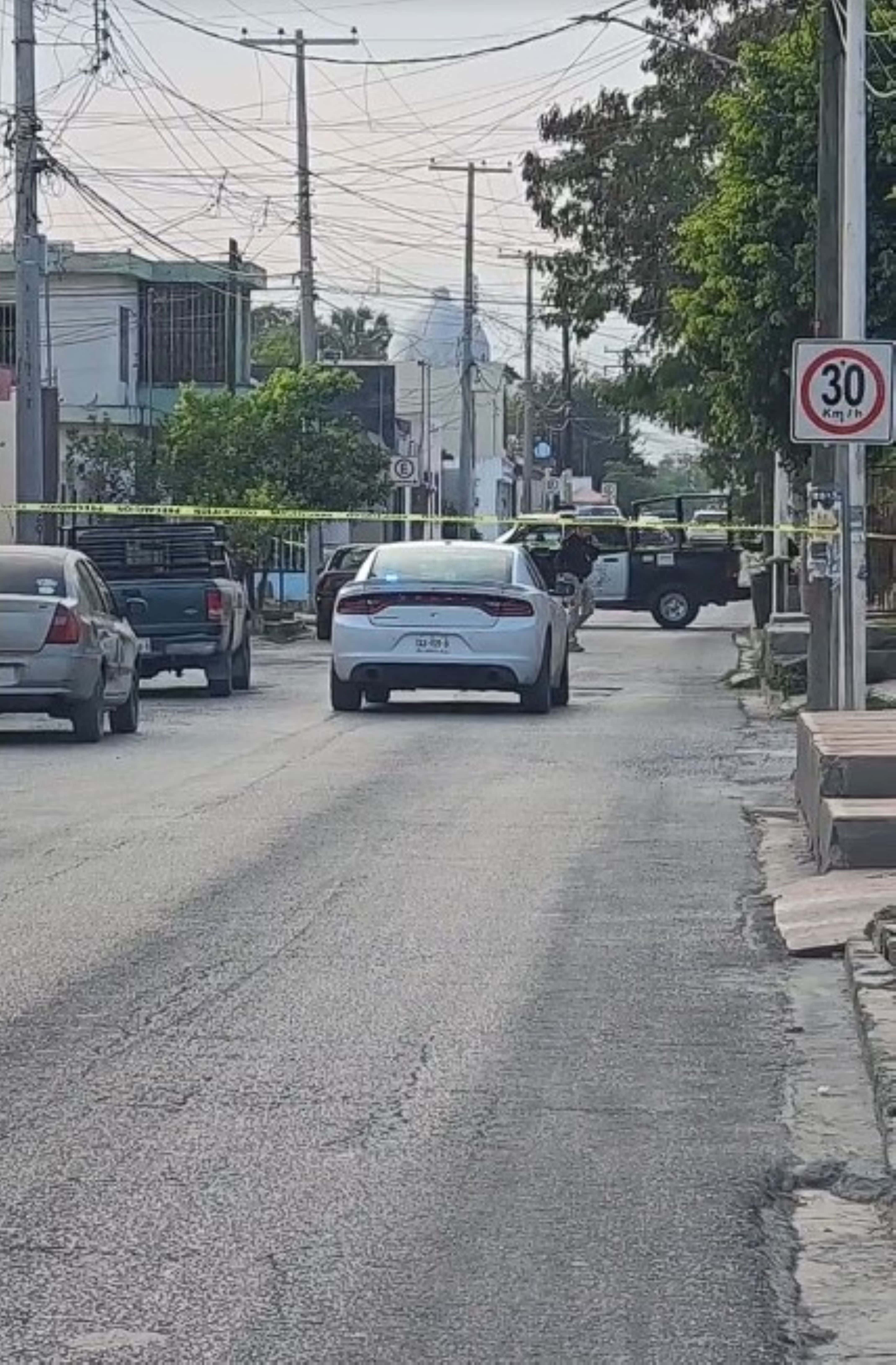 Una intensa movilización policiaca se registró en la zona centro de Cadereyta, al reportarse el hallazgo de una persona sin vida, frente a las instalaciones de la CFE en dicha ciudad.