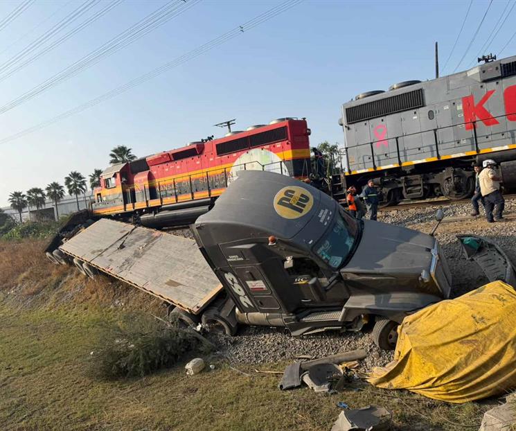 Choca contra tráiler y se descarrila Choca contra tráiler y se descarrila