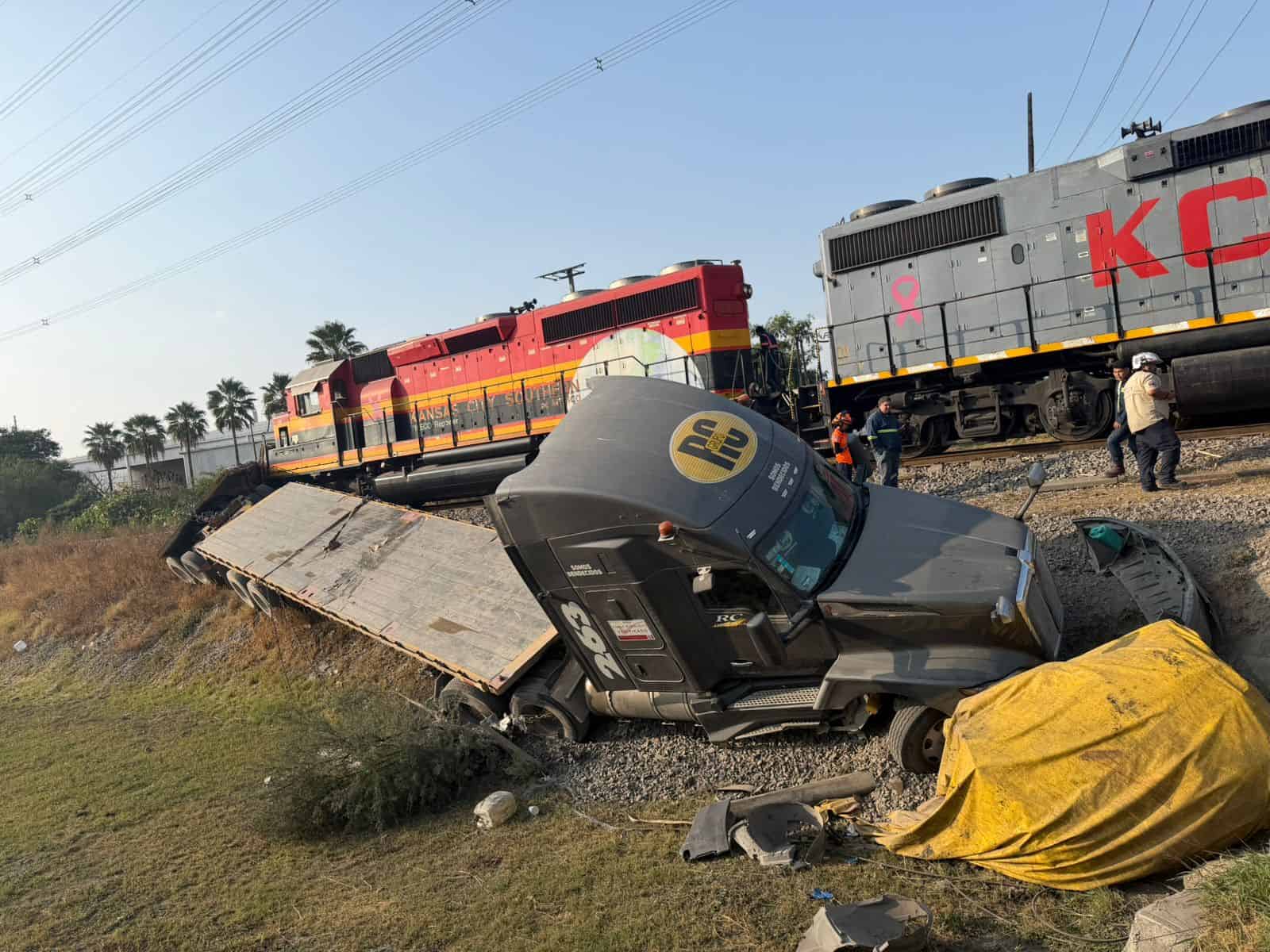 Una máquina del ferrocarril terminó descarrilada, luego de participar en un accidente vial, al impactar un tráiler que intentó ganarle el paso en un cruce ferroviario del municipio de Apodaca.