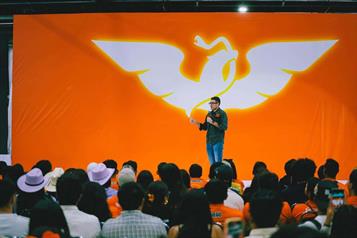 Se acerca MC a sus j&oacute;venes