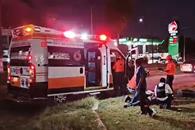 Derriba poste con su auto