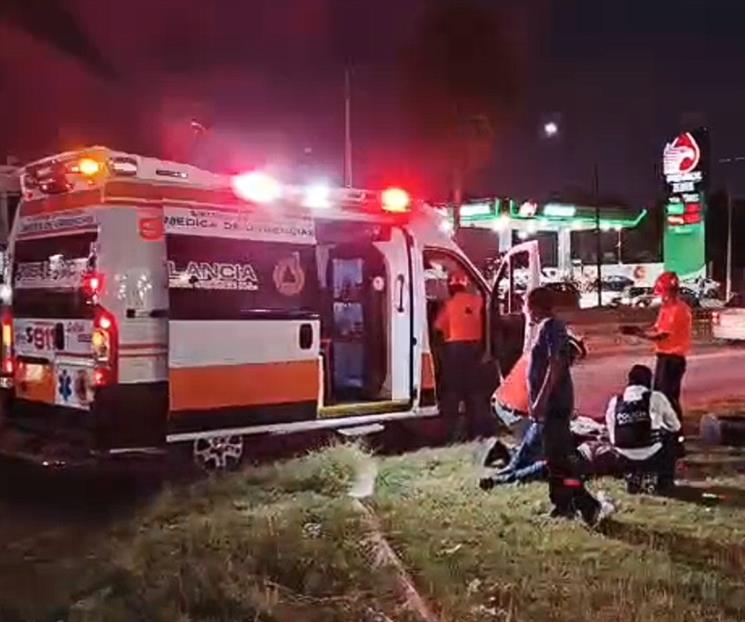 Derriba poste con su auto Derriba poste con su auto