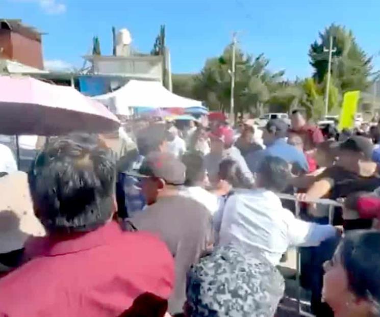 Protestan maestros en el mitin de Oaxaca Protestan maestros en el mitin de Oaxaca