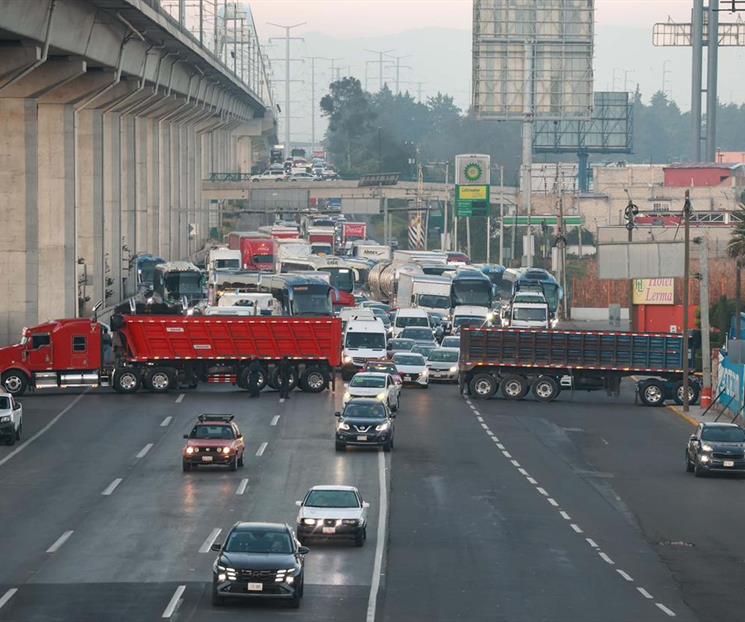 Bloquean campesinos y transportistas puntos carreteros del país Bloquean campesinos y transportistas puntos carreteros del país