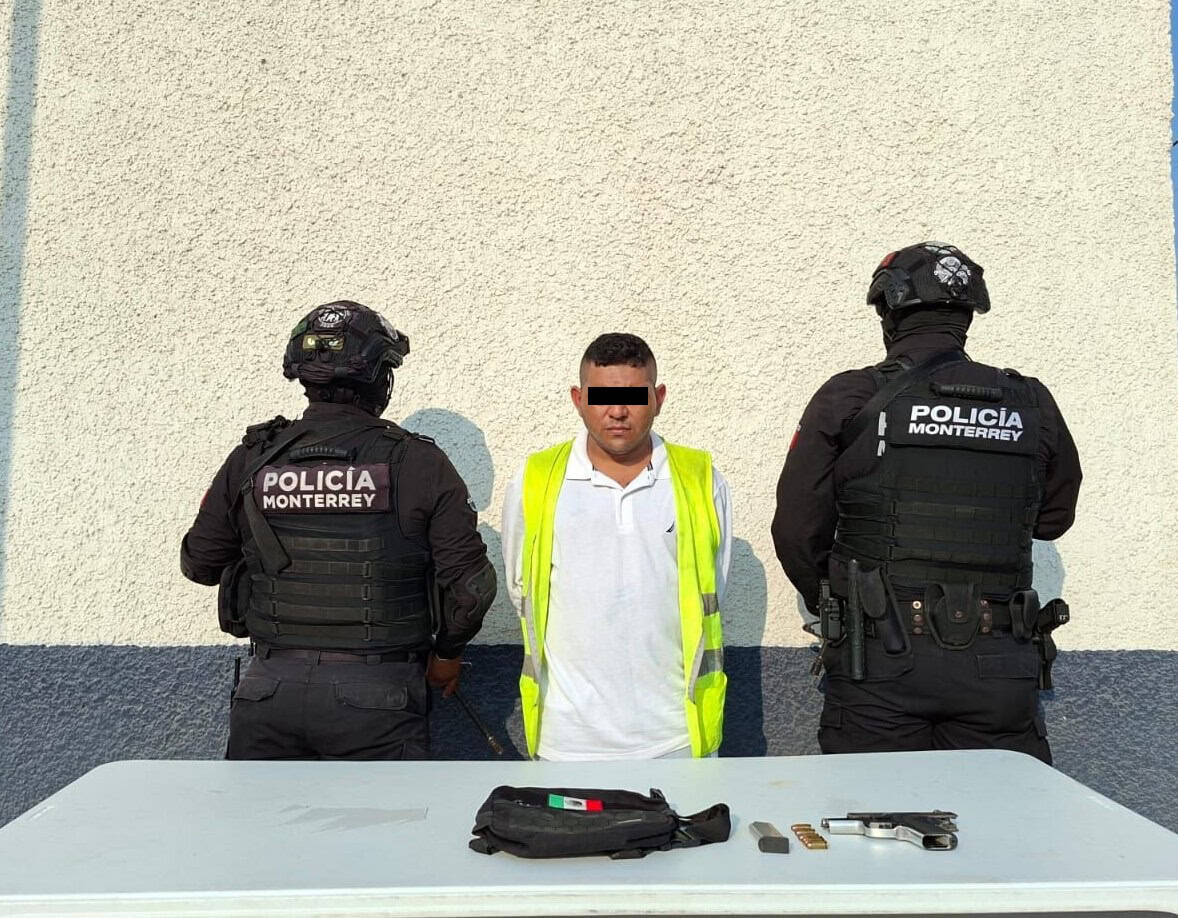 En posesión de un arma de fuego tipo escuadra, con un cargador y seis cartuchos hábiles calibre .45 milímetros, un oaxaqueño fue detenido por elementos de la Policía de Monterrey, en la Colonia Sarabia, además cuenta con una orden de aprehensión por robo agraviado.