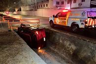 Cae auto a canalón Cae auto a canalón