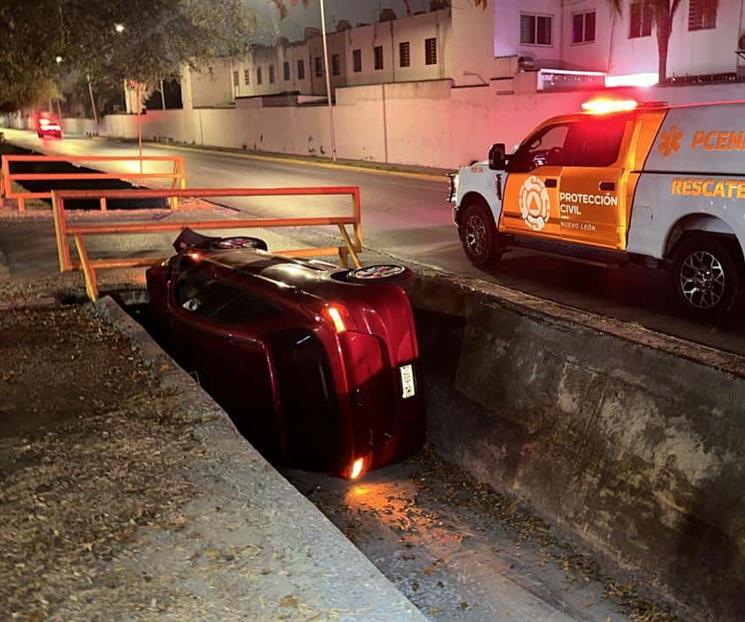 Cae auto a canalón