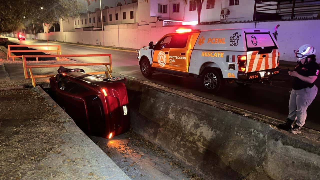 Luego de caer a un canalón y quedar volcado, el conductor de un vehículo se retiró del lugar antes de la llegada de las autoridades, la madrugada de ayer en el municipio de Escobedo.