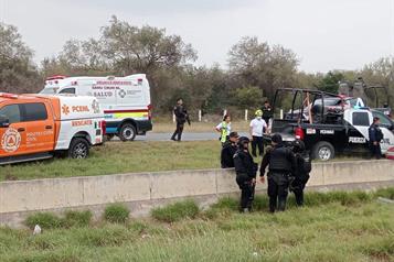 Salen heridos 7 policías al volcar patrulla