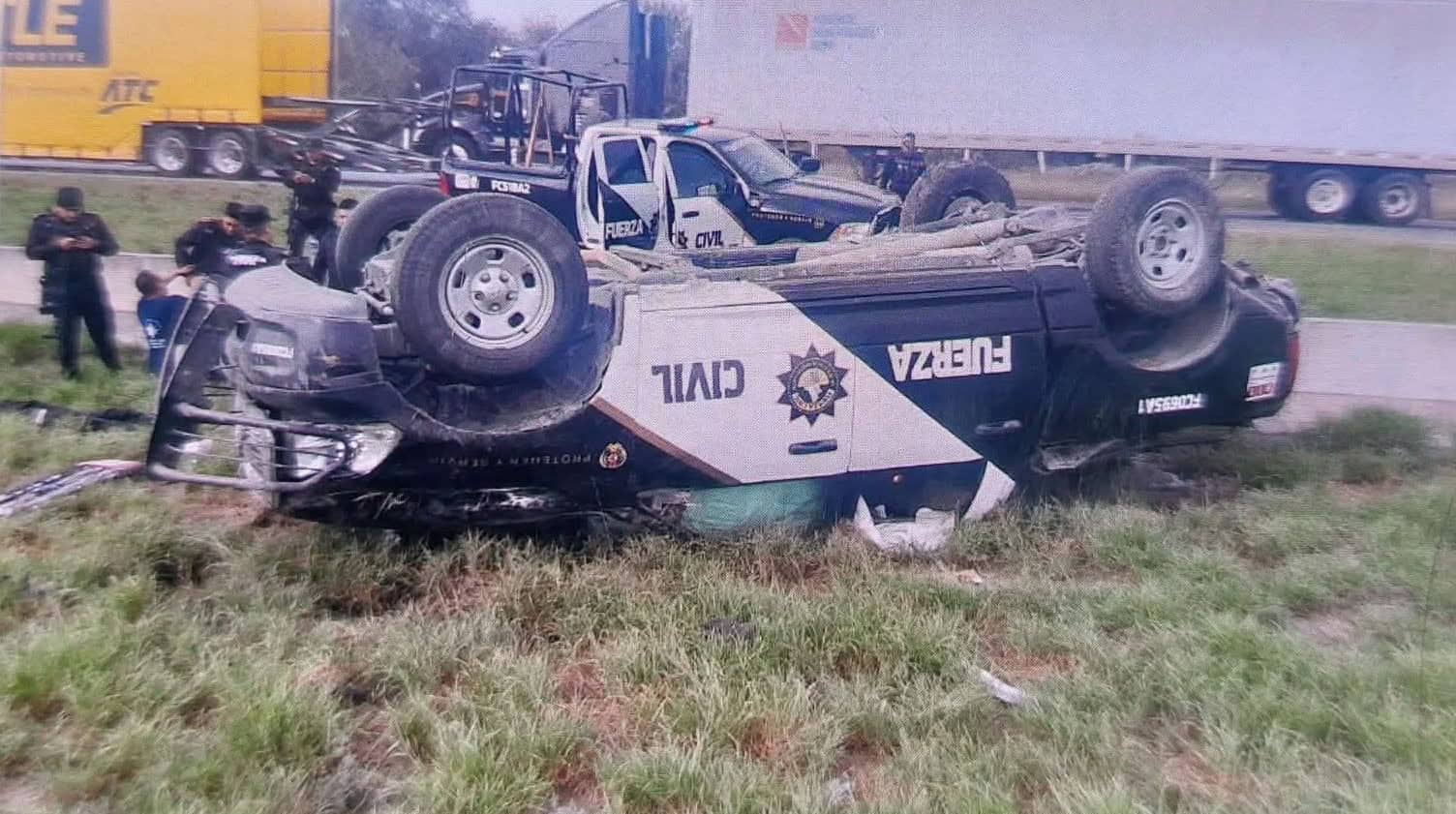Siete elementos de Fuerza Civil Nuevo León, terminaron lesiones, al sufrir la volcadura de la unidad en que viajaban en el Anillo Periférico, en el municipio de Escobedo.