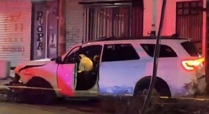 Una pareja fue ejecutada anoche en el municipio de García, el hombre quedó al interior de una camioneta y la mujer al exterior de la unidad.