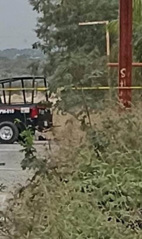 El cadáver de un hombre ejecutado, amarrado de manos y pies, fue encontrado ayer en el municipio de Juárez, y le dejaron una cartulina con un mensaje de un grupo delictivo.