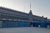 Refuerzan vallas de Palacio Nacional con bloques de cemento