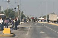 Balean asaltantes a trailero