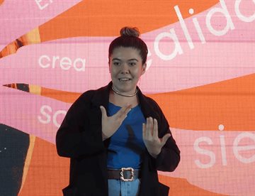 La voz que nació del silencio: egresada Tec crea videos de inclusión