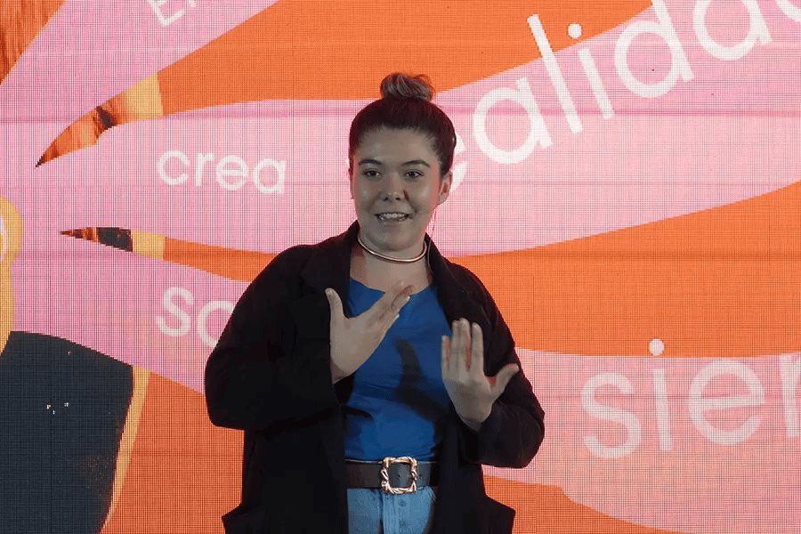 La voz que nació del silencio: egresada Tec crea videos de inclusión