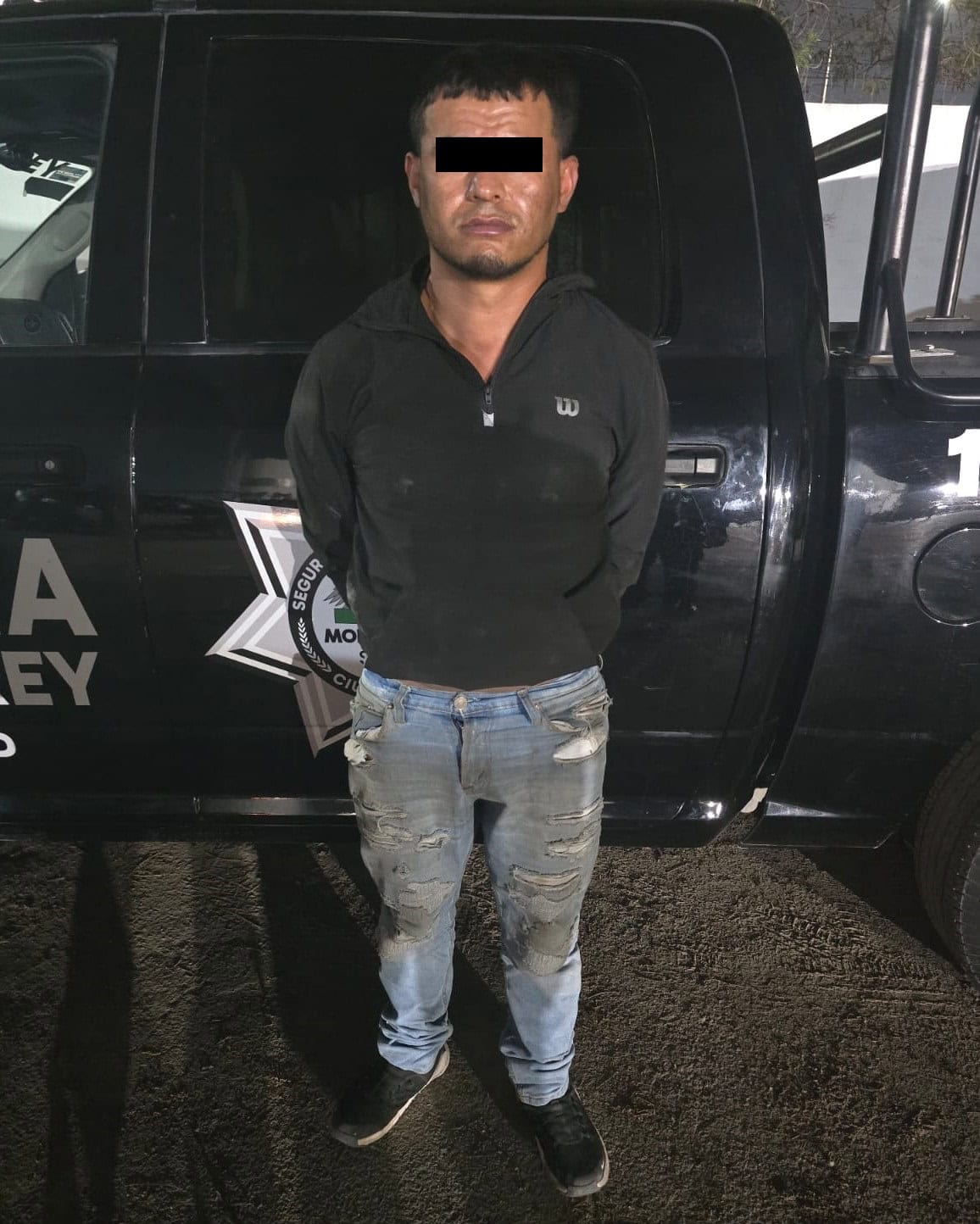 Luego de ingresar por la fuerza a un domicilio presuntamente a robar, un hombre fue detenido por oficiales de la Policía de Monterrey, quienes además le encontraron tres bolsas con una sustancia sólida similar a la droga tipo cristal, en la colonia Del Prado.