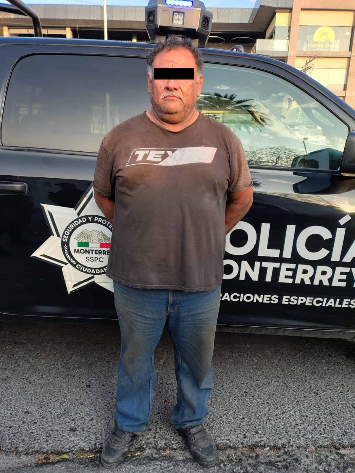 La policía de Monterrey arrestó a un trailero que transportaba una caja con reporte de robo con violencia en Escobedo, en la Colonia Contry, al sur de la ciudad.