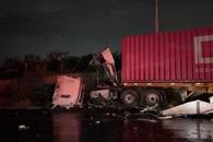 Muere trailero en choque frontal en Marín