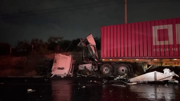 Muere trailero en choque frontal en Marín