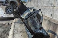 Caen a canalón tras huir de asaltantes