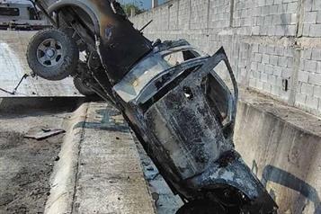 Caen a canalón tras huir de asaltantes