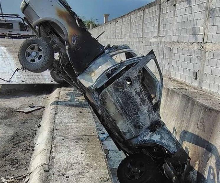 Caen a canalón tras huir de asaltantes Caen a canalón tras huir de asaltantes