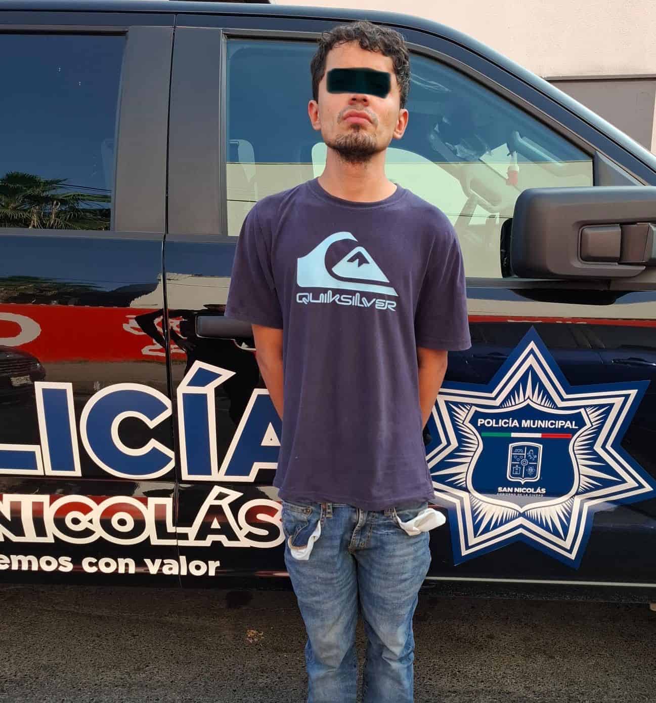 Cuatro hombres en posesión de un arma de fuego y droga, fueron arrestados por elementos de Seguridad Pública de San Nicolás, estarían relacionados en el homicidio de unos esposos en la Colonia Vicente Guerrero.