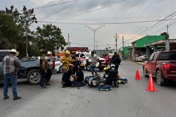 Impacta a motoneta y lesiona a pareja