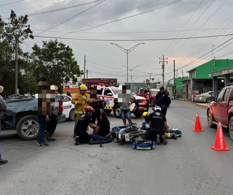 Impacta a motoneta y lesiona a pareja