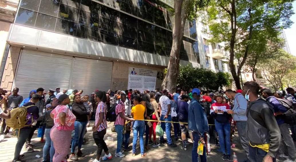 Bancos rechazan a migrantes y refugiados, revela estudio