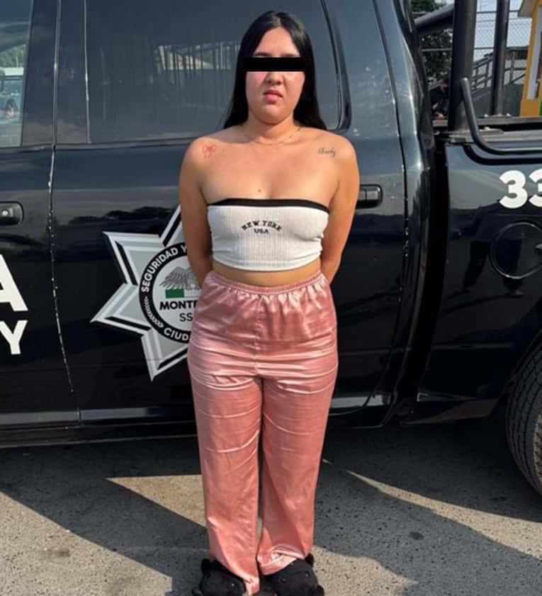 Dos hombres y una mujer fueron detenidos por oficiales de la Policía de Monterrey, al presuntamente uno de ellos robar con arma de fuego a una persona para quitarle su teléfono iPhone 17, valuado en 34 mil pesos, en el centro de Monterrey.