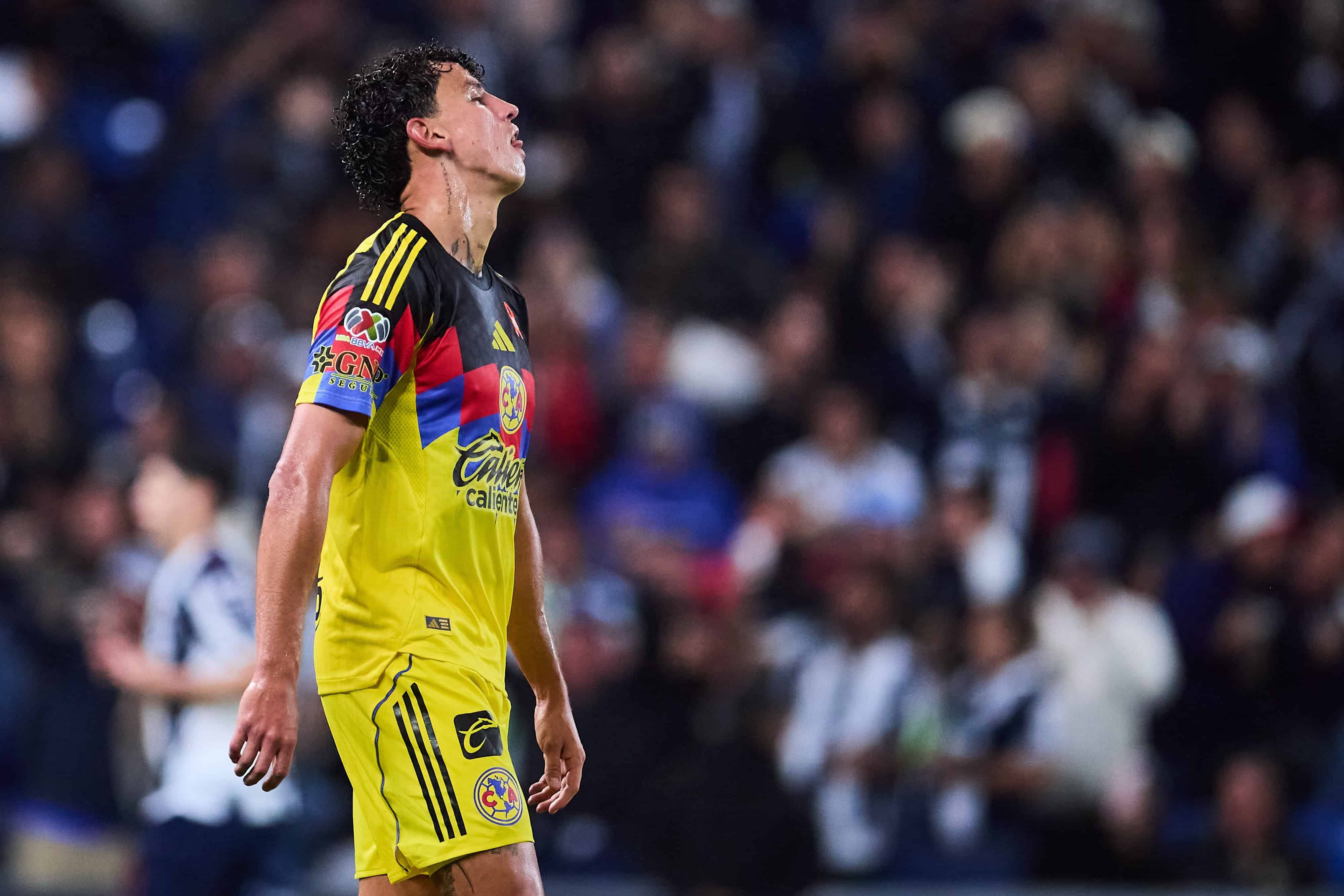 Igor Lichnovsky comete autogol.